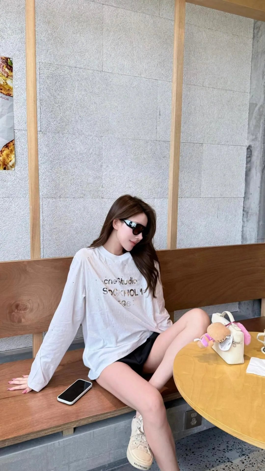 95 Acne Studios, as a fashion brand from Stockholm, Sweden, is not only a typical representative of Nordic minimalist style, but also has become a recognized fashion leader in the fashion industry through artistic processing and sublimation based on the cold style. Color: Black White ACNE long-sleeved liquid silver limited to North America. Fabric: Made of customized G 32s 85% slub cotton + 15% linen blended fabric, which feels comfortable on the upper body. Custom-woven and dyed yarn. Process: The logo is printed with specially imported screen glue. The hot-drilling part uses pure manual positioning and high-temperature hot-drilling process, which is full of three-dimensional and perfect details. Details: All accessories are customized. The level of fineness can be compared with domestic. Cross-border special Size chart: S (bust 58) Length 68.5, sleeve length 67.5, shoulder width 51.5) M (chest 60, length 70.5, sleeve length 68.5, shoulder width 53) L (chest 62, length 72.5, sleeve length 69.5, shoulder width 54.5) XL (chest 64, length 74.5, sleeve length 70.5, shoulder width 56) It is recommended to be under 175cm, 80-140kg S 173-179cm, 140-160kg M 178-185cm, 160-180kg L 183-188cm, 180kg XL